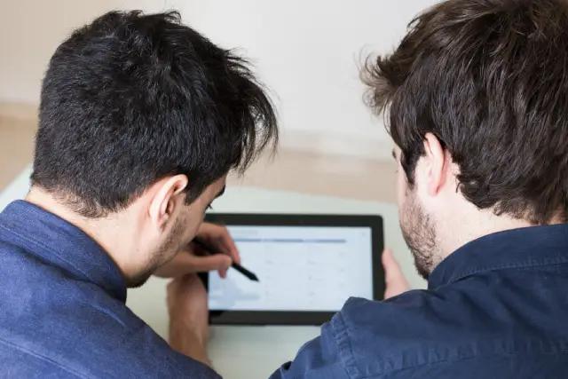 مقارنة بين الأنظمة المخصصة والجاهزة في أنظمة الصوت والصورة