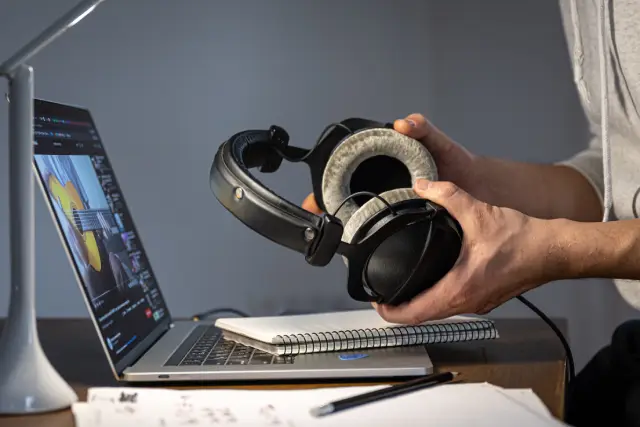 دمج أنظمة الصوت والصورة في التعليم